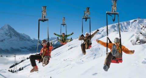 Com um total de 263 km de área esquiável em suas montanhas, a região suíça de Jungfrau é o lugar ideal para praticar esportes na neve, apreciar belas paisagens e se divertir com amigos e família. De novembro a abril, a temporada de inverno trará uma série