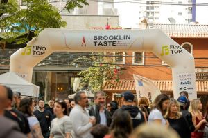 A 10ª edição do Brooklin Taste acontece nos dias 29 e 30 de novembro, com entrada gratuita, gastronomia, programação de Natal, shows, área kids, espaço pet e atividades esportivas. Veja a programação completa.