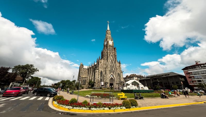 De cidades serranas a destinos históricos, veja lugares no Brasil que têm arquitetura, gastronomia e paisagens inspiradas em diferentes regiões europeias
