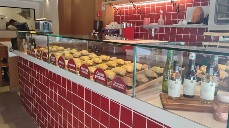 Com sabores tradicionais, opções vegetarianas e veganas, cafeteria, vinhos e sobremesas, a Dale Empanadas se consolida como um ponto de encontro na Rua Pamplona