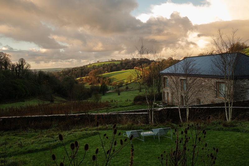 Descubra hospedagens rurais na Grã-Bretanha com experiências “farm to table”, vinhedos e refúgios de luxo em meio à natureza.